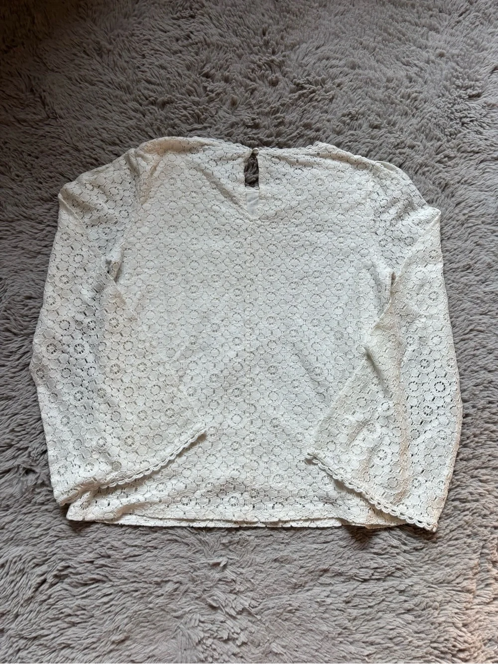 Banana Republic Off white lace Blouse with Bell Sleeve size Medium